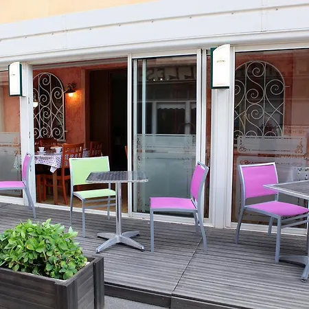 Hotel De La 2*